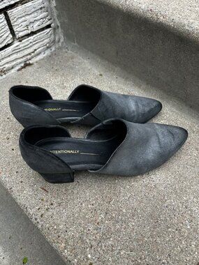 Intentionally Blank Size 7 Suede Heels